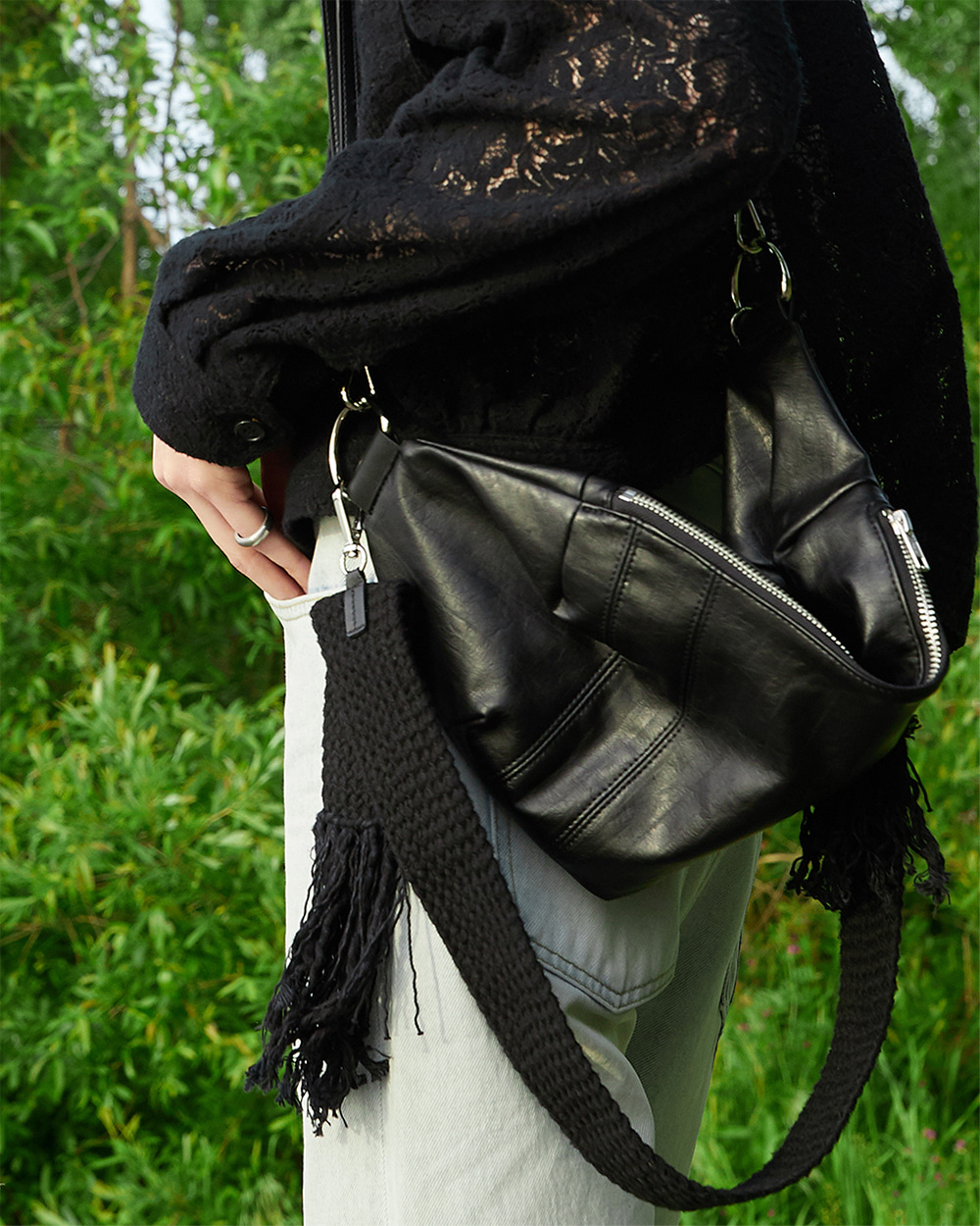 BLACK eco leather tassle cross bag**black strap type**(NA111)